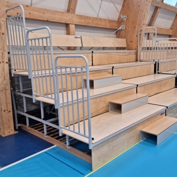 Drabinko-trybuna zsuwana teleskopowo, z siedziskami typu ławka