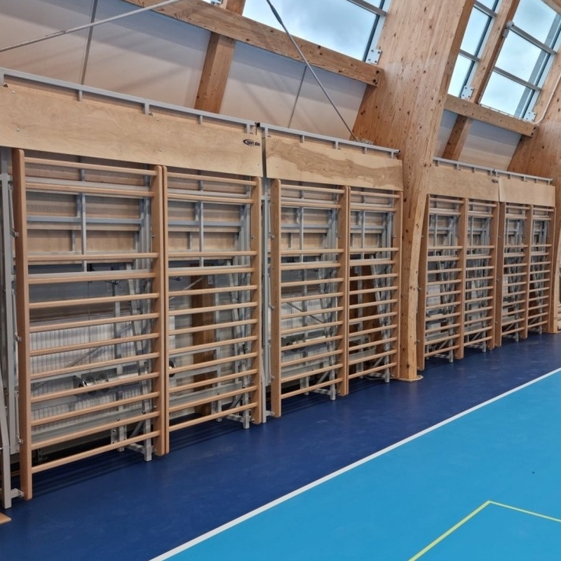 Drabinko-trybuna zsuwana teleskopowo, z siedziskami typu ławka