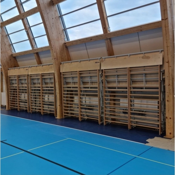 Drabinko-trybuna zsuwana teleskopowo, z siedziskami typu ławka