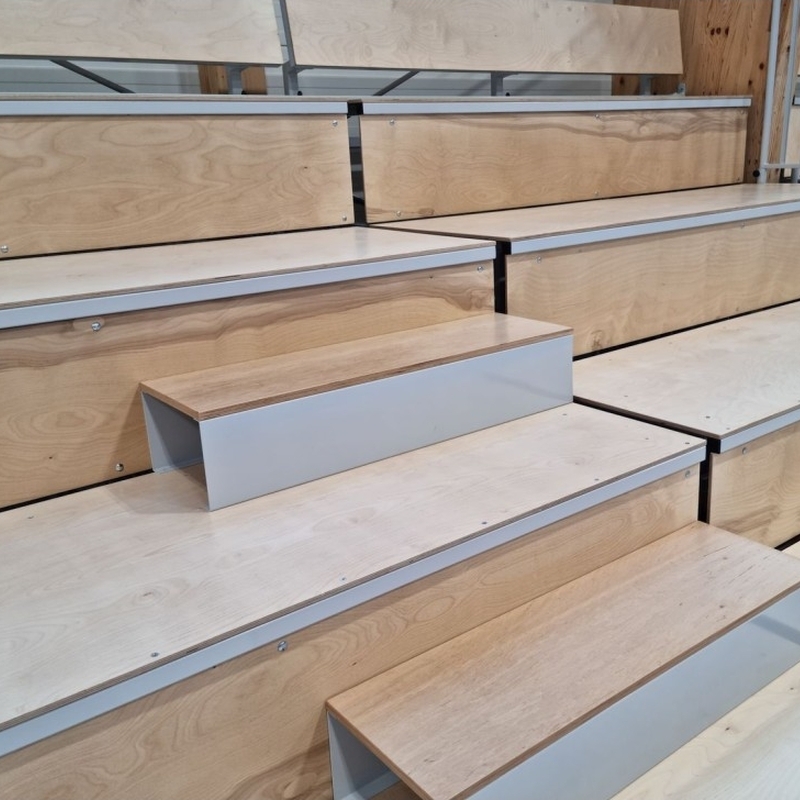 Drabinko-trybuna zsuwana teleskopowo, z siedziskami typu ławka