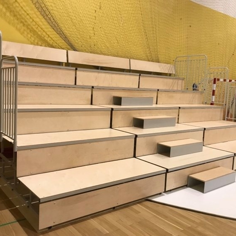 Drabinko-trybuna zsuwana teleskopowo, z siedziskami typu ławka