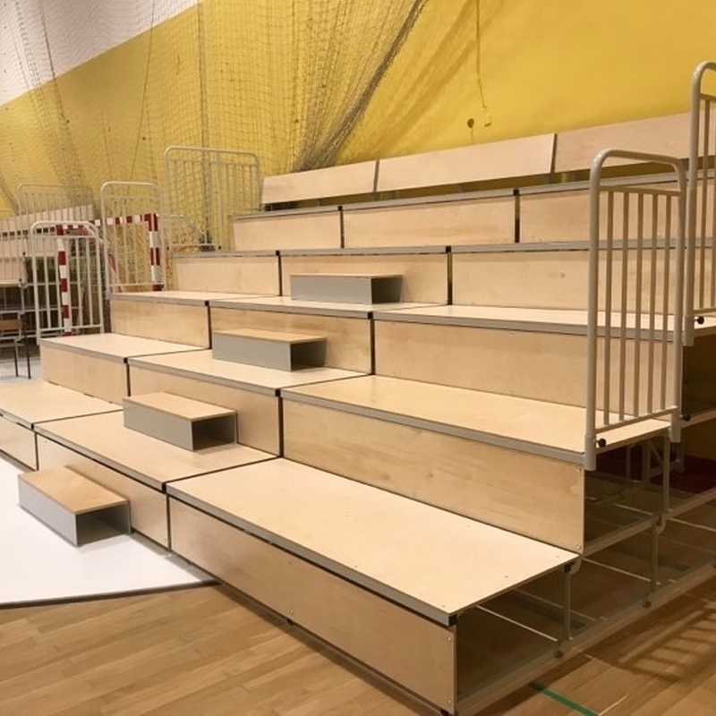 Drabinko-trybuna zsuwana teleskopowo, z siedziskami typu ławka