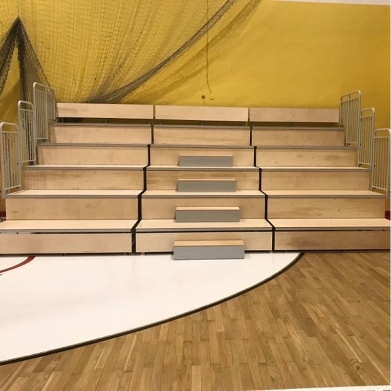 Drabinko-trybuna zsuwana teleskopowo, z siedziskami typu ławka