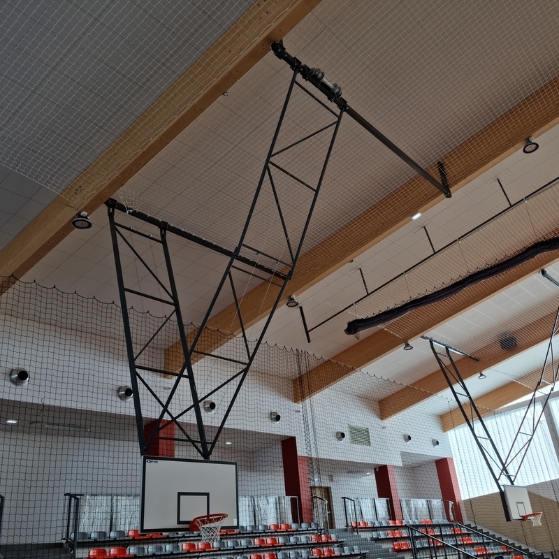 Suspended structure with electric drive for basketball