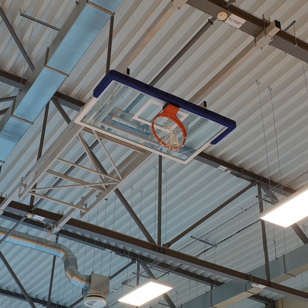 Suspended structure with electric drive for basketball