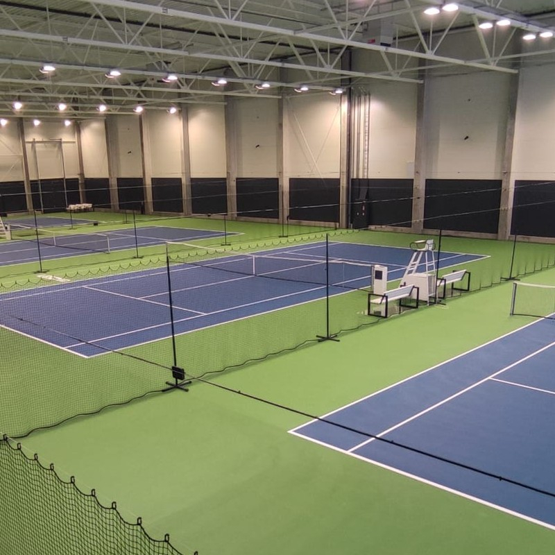 Height-adjustable support for safety nets