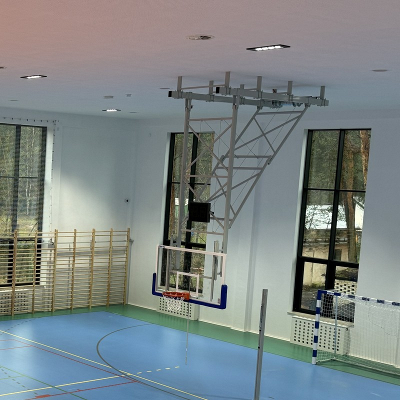 Suspended structure with electric drive for basketball