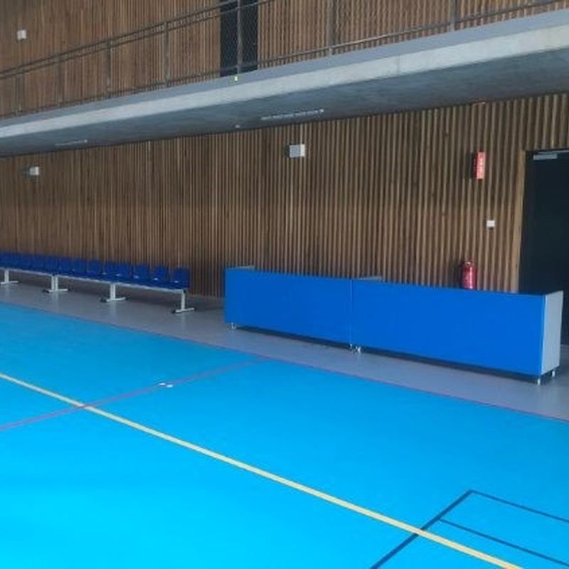 A mobile referee table with dimensions of 200 x 72 x 55 cm (SxHxG), equipped with four casters with a brake