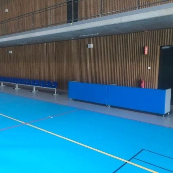 A mobile referee table with dimensions of 200 x 72 x 55 cm (SxHxG), equipped with four casters with a brake