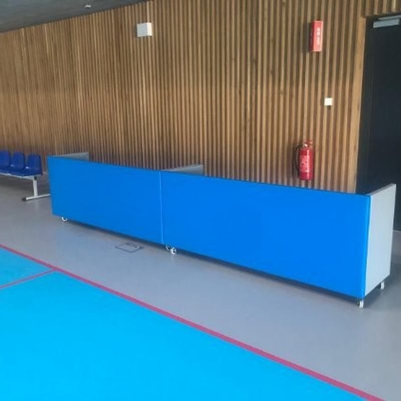 A mobile referee table with dimensions of 200 x 72 x 55 cm (SxHxG), equipped with four casters with a brake