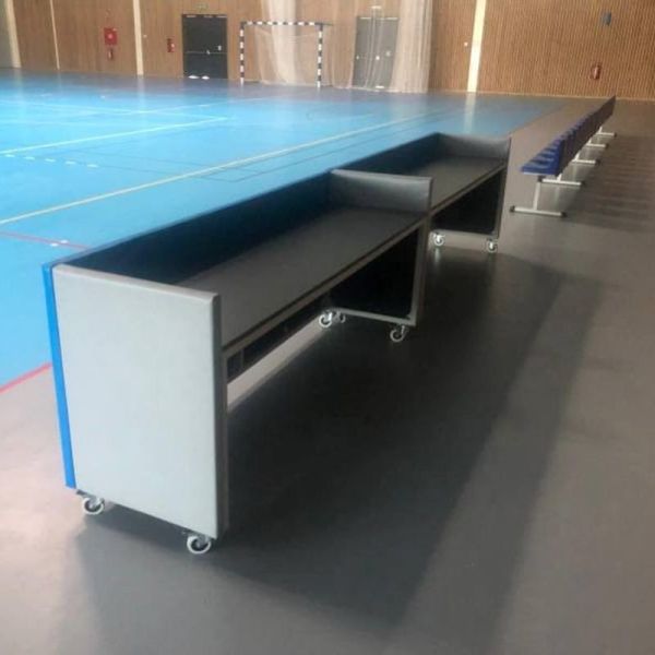 A mobile referee table with dimensions of 200 x 72 x 55 cm (SxHxG), equipped with four casters with a brake