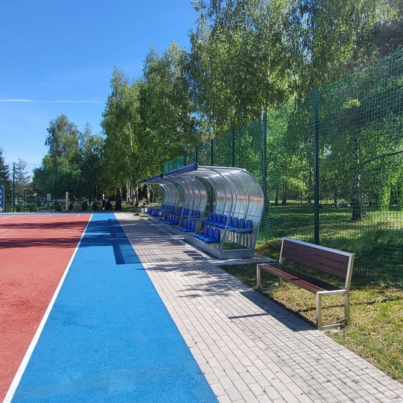 Two-row cabin for reserve players