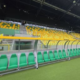 Osłona profilu czołowego zadaszenia kabiny, wykonana z pianki poliuretanowej